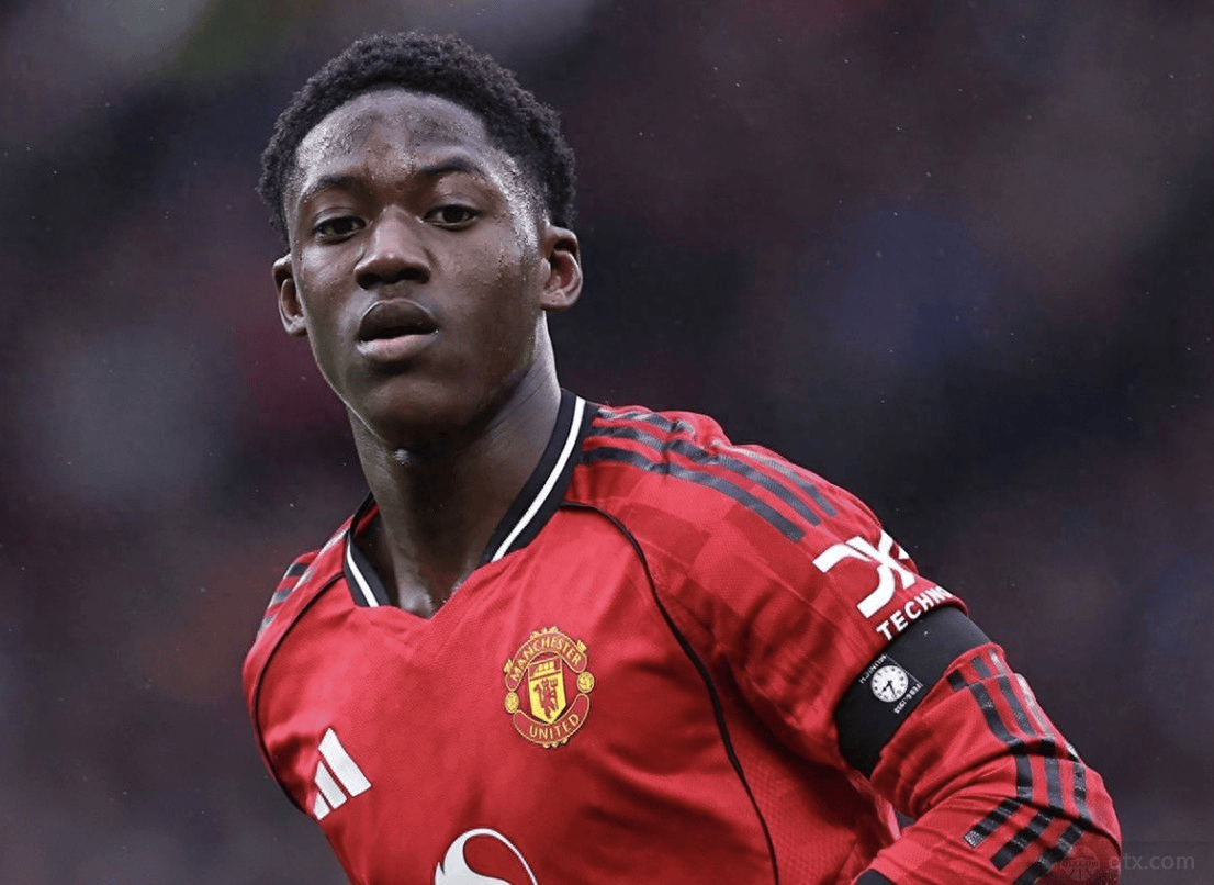 梅努在卡里克麾下迅速崛起，成为曼联中场新星。